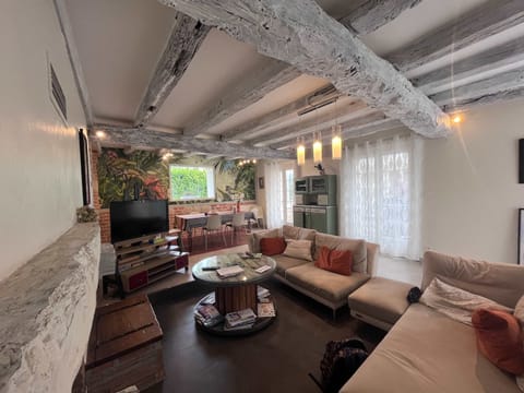 House | 5 bedrooms, high-speed internet