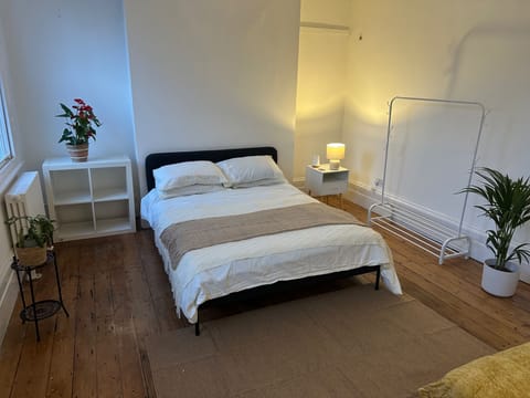 4 bedrooms, iron/ironing board, WiFi (free), bed sheets