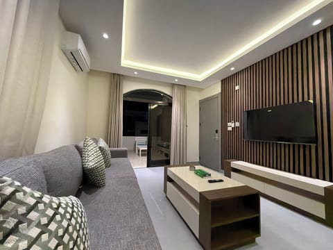 Apartment, 2 Bedrooms, Accessible, Smoking | Living room