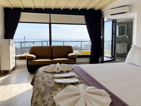 Superior Double Room, Sea View | Premium bedding, minibar, free WiFi, bed sheets