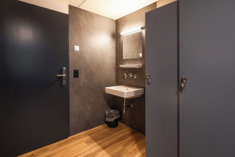 Hypo-allergenic bedding, in-room safe, blackout drapes, free WiFi