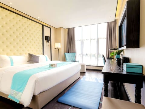 Luxury Suite, City View | Premium bedding, pillowtop beds, minibar (some free items), desk