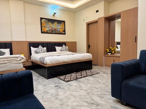 Egyptian cotton sheets, premium bedding, desk, free WiFi