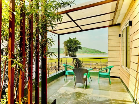 Premium Cottage, Balcony | Hypo-allergenic bedding, in-room safe, desk, laptop workspace