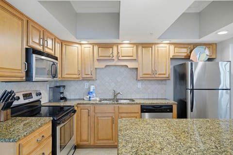 Condo, Multiple Beds (SeaSpray Riverside 112) | Private kitchen