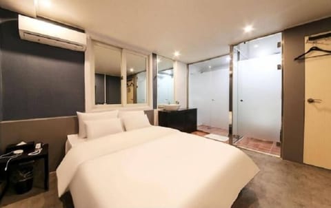 Deluxe Double Room, City View | Soundproofing, free WiFi