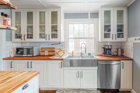 House, Multiple Beds, Mountain View (Rocky Mountain Resting Place) | Private kitchen