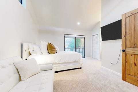 Condo, Multiple Beds (Way to the Bay) | 2 bedrooms, individually decorated, individually furnished, bed sheets