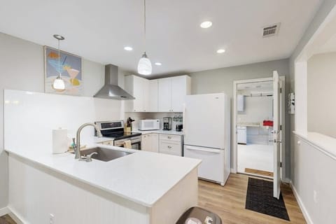 House, Multiple Beds (Belaire Bungalow) | Private kitchen