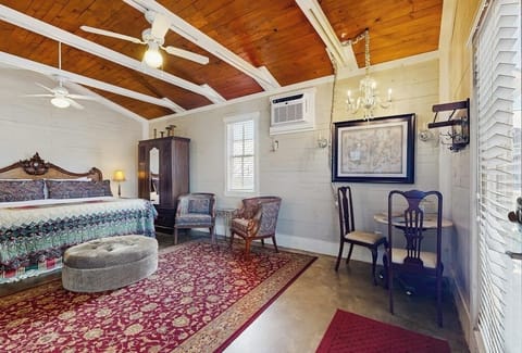 Studio, 1 King Bed, Pets Not Allowed, Garden View (Travis Street - Travis Cottage) | Individually decorated, individually furnished, bed sheets
