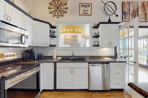 House, Multiple Beds (Headquarters Hideaway) | Private kitchen