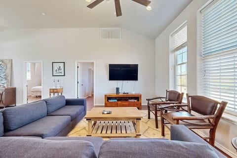 House, Multiple Beds (Spicewood Outback) | Living area