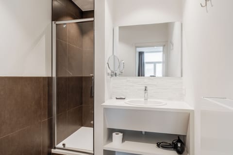 Comfort Double Room | Hypo-allergenic bedding, minibar, in-room safe, desk