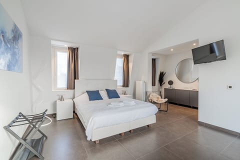 Deluxe Suite | Hypo-allergenic bedding, minibar, in-room safe, desk