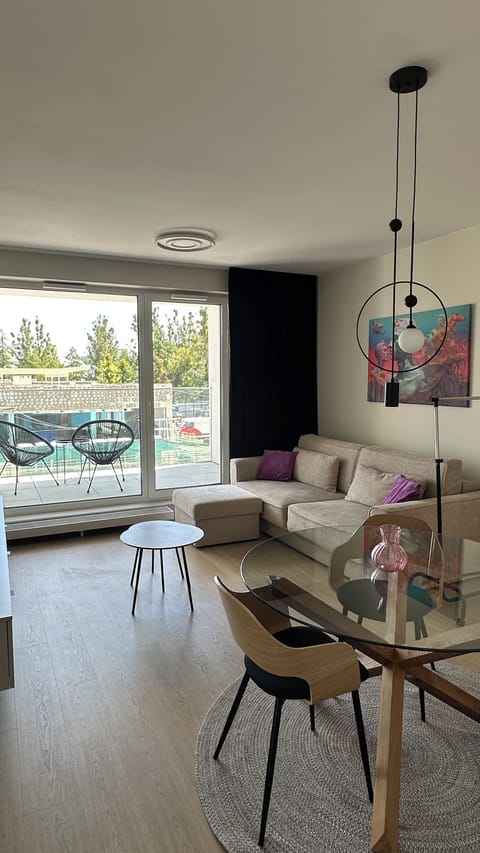 Deluxe Studio Suite, Courtyard View | Living area