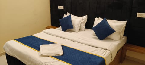 Deluxe Room | Desk, free WiFi