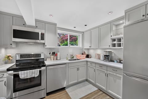 Full-size fridge, microwave, oven, stovetop