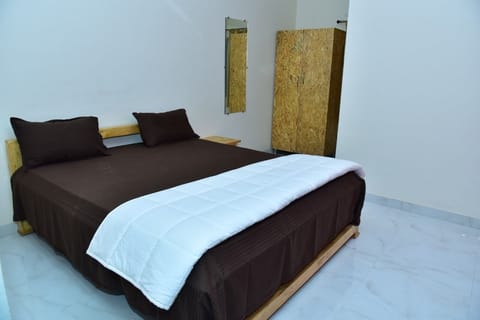 Standard Double Room | Desk, WiFi (free)