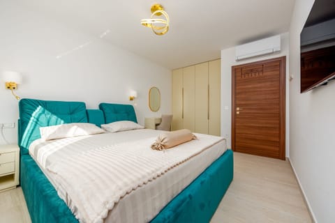 2 bedrooms, cribs (free), bed sheets