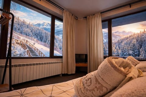 House, 5 Bedrooms, Fireplace | Interior