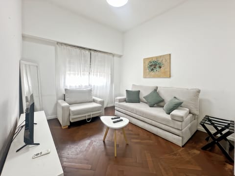 Apartment, 1 Bedroom, City View | Living room