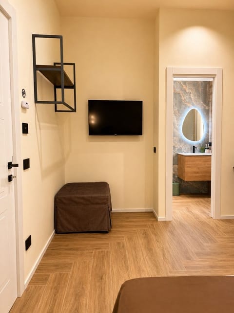 Comfort Triple Room | In-room safe, desk, soundproofing, free WiFi
