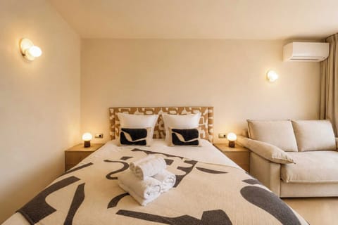 Apartment | Laptop workspace, iron/ironing board, bed sheets