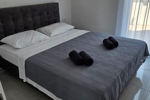 8 bedrooms, WiFi (free), bed sheets