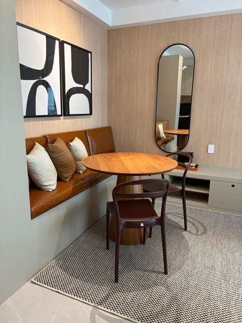 Deluxe Studio, 1 Queen Bed, Pool View | Dining