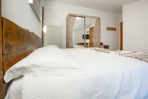 Standard Double or Twin Room, Mountain View | Bathroom | Shower, rainfall showerhead, free toiletries, hair dryer