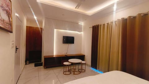 2Bhk Luxury Apartment | Rollaway beds, bed sheets