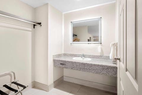 Standard Room, 1 King Bed | Bathroom | Combined shower/tub, free toiletries, hair dryer, towels