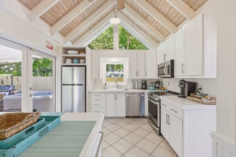 House, Multiple Beds (Porch on Pine) | Private kitchen