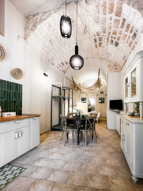 Deluxe Studio, City View | Dining