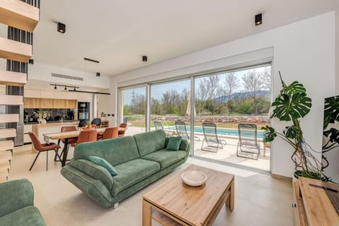 Luxury Villa, Pool View | Living area