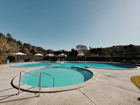 2 outdoor pools