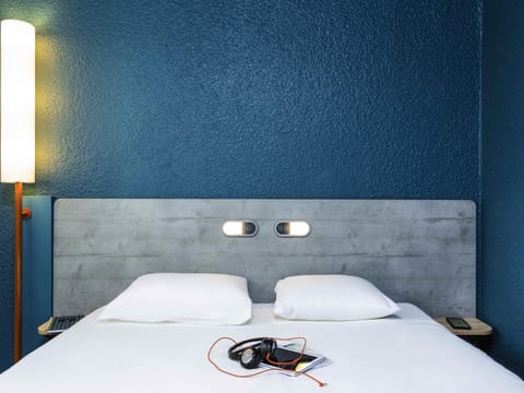 Desk, soundproofing, iron/ironing board, free cribs/infant beds