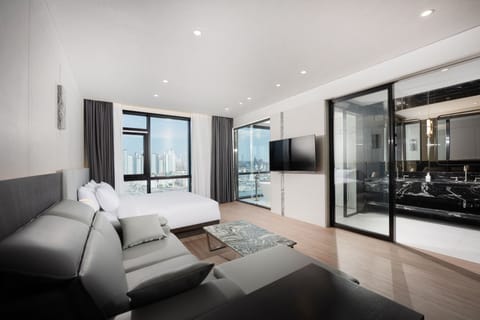 Junior Suite | Desk, WiFi (free), individually decorated, individually furnished