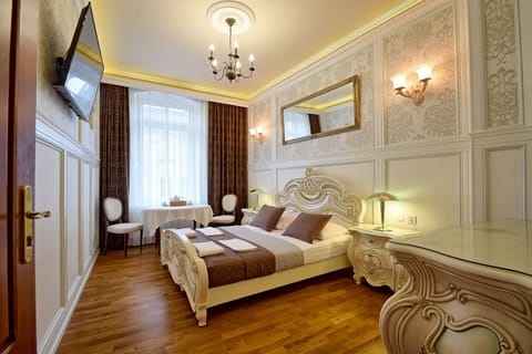 Deluxe Room | Laptop workspace, iron/ironing board, free WiFi
