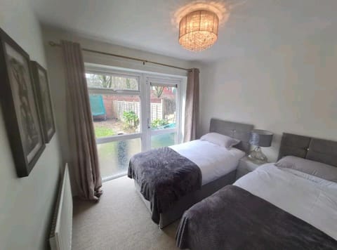3 bedrooms, WiFi (free), bed sheets