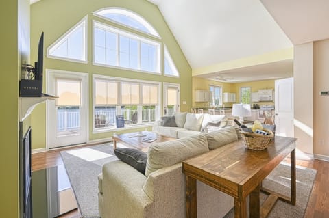 House, Multiple Beds, Kitchen (Lake Time to Unwind) | Living area