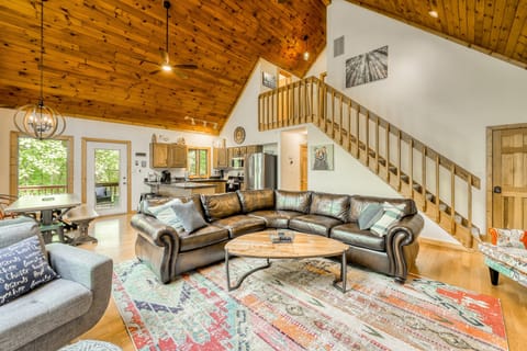 House, Multiple Beds, Hot Tub (Woodhaven Hideaway) | Living area