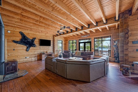 House, Multiple Beds, Hot Tub (Lakefront Loggin' Off) | Living area
