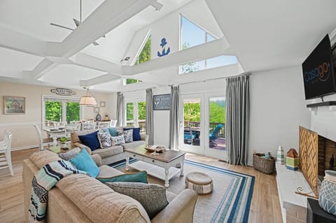 House, Multiple Beds, Hot Tub (Hat Trick) | Living area