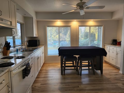 Duplex (Vacation Home Unit A) | Private kitchen | Fridge, microwave, oven, stovetop