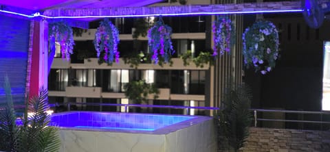 Luxury Studio Suite, Poolside | Outdoor spa tub