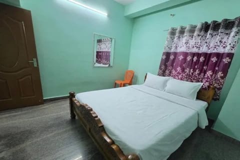 Egyptian cotton sheets, premium bedding, in-room safe, desk