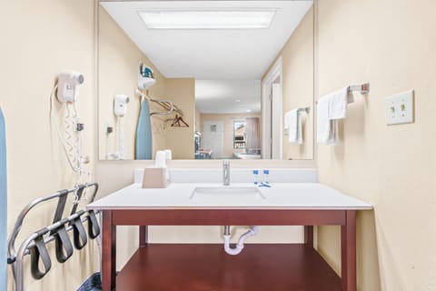 Room, 1 King Bed, Non Smoking | Bathroom | Free toiletries, towels