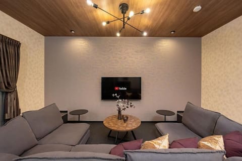 Basic Apartment | Living area