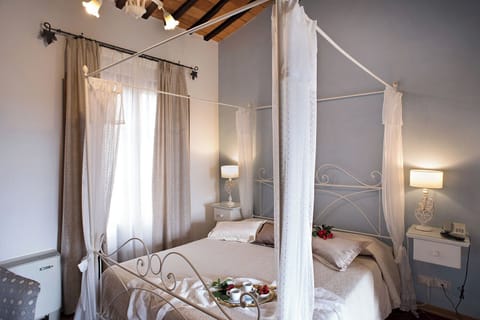 Minibar, in-room safe, desk, free WiFi